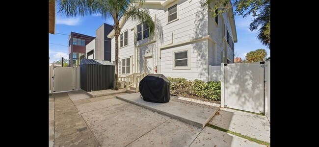 Building Photo - 326 6th Ave N