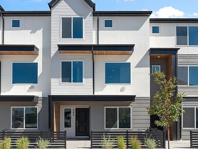 Building Photo - GORGEOUS American Fork Townhome!!!