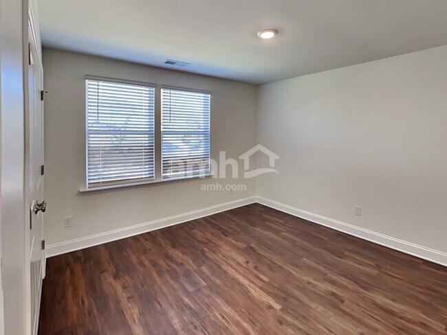 Building Photo - 561 Rivermist Dr