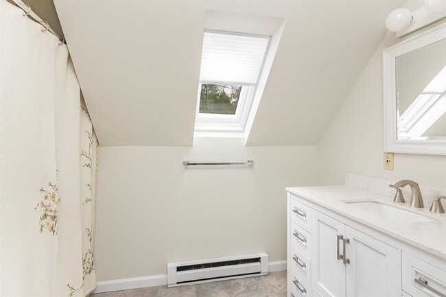 Building Photo - 2BD/1.5BA Shelburne Townhouse