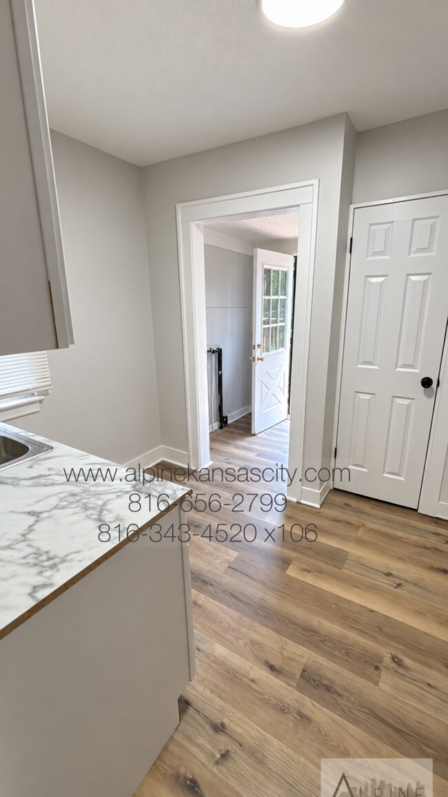 Building Photo - Updated Bungalow Near 39th/71