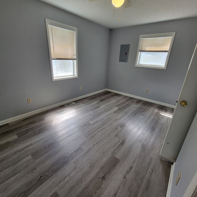 Building Photo - 2/1-Apartment-Sparta City Limits