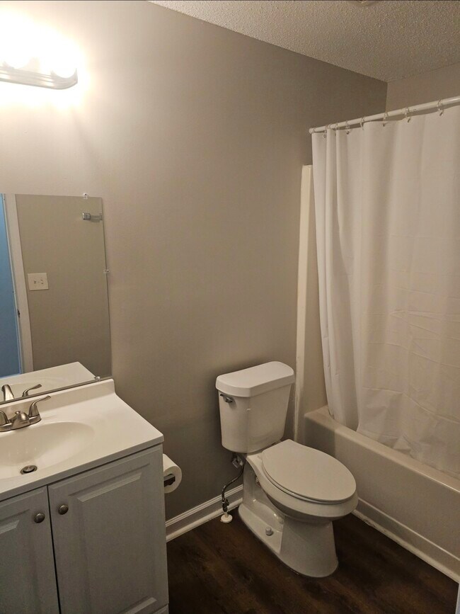 Building Photo - 670 Burtons Cove