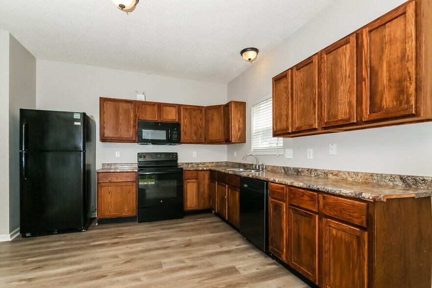 Building Photo - 5810 Long Lake Ln.