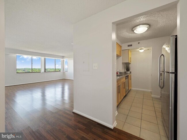 Building Photo - 10101 Grosvenor Pl