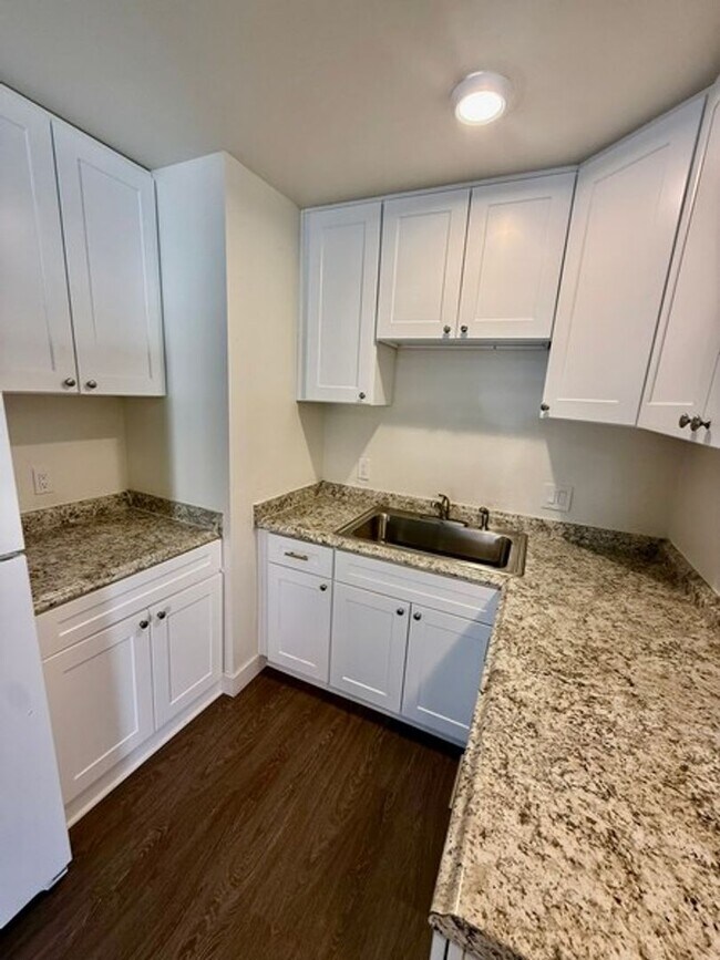 Building Photo - 3 bedroom apartment with a 1 car garage