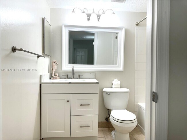 Building Photo - 1020 Villa Cir