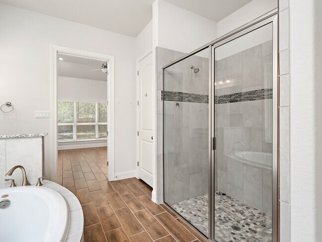 Building Photo - 586 Carriage House