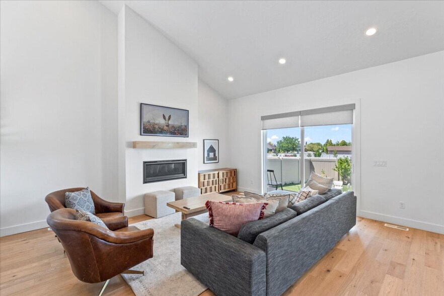 Building Photo - 690 S Edge Ln