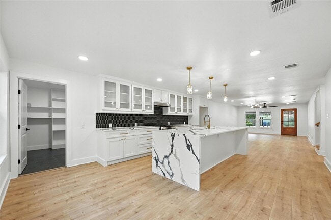 Building Photo - 508 W White Ave