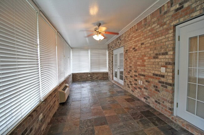 Building Photo - Spacious 3BR with Sunroom & Eat-In Kitchen – Holsberry Estates