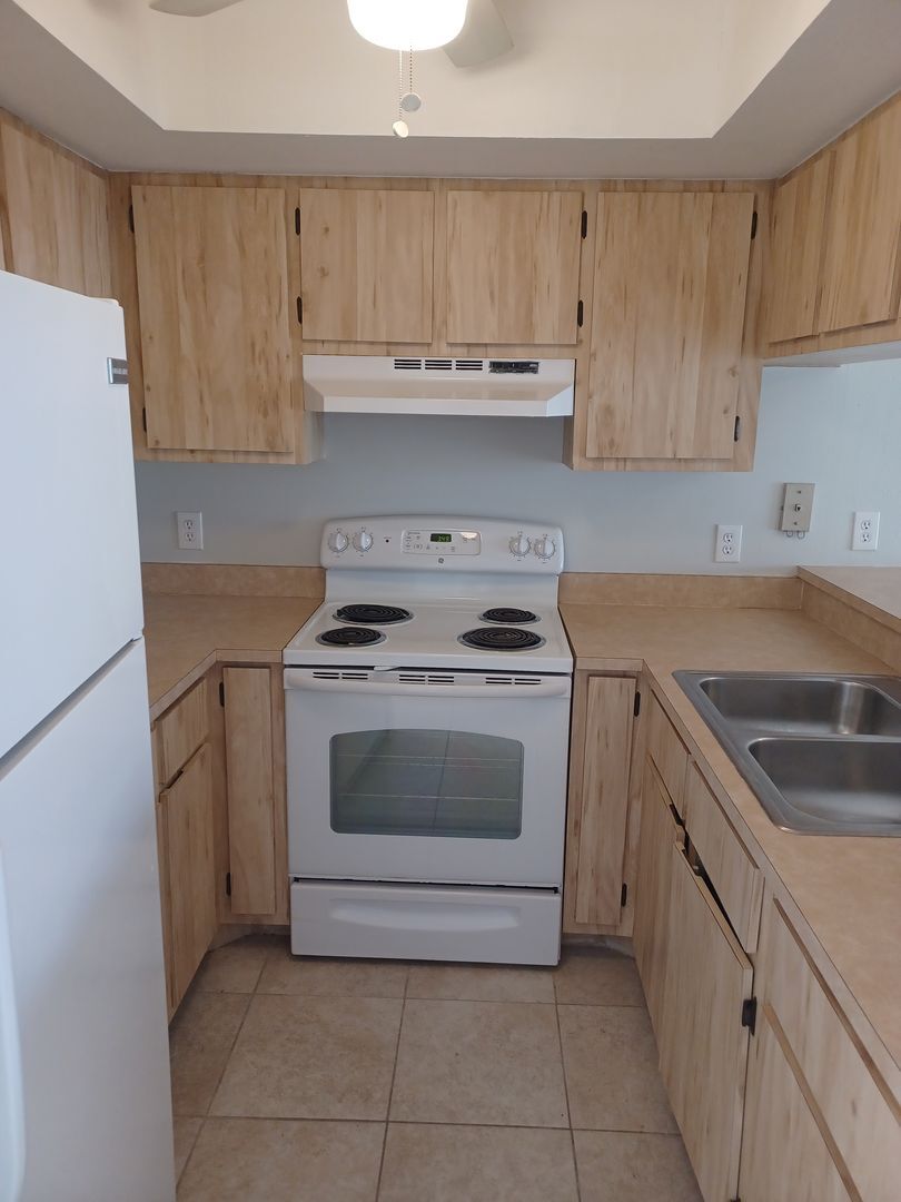 Building Photo - Community Pool / All Tiled Unit with a screened in lanai / Water Included & 1 mnth FREE