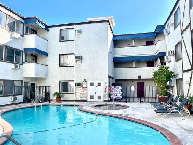 Building Photo - Beautiful 1 Bed/1 Bath Condo Apartment with Private Patio, Hardwood Flooring, Pool, and AC