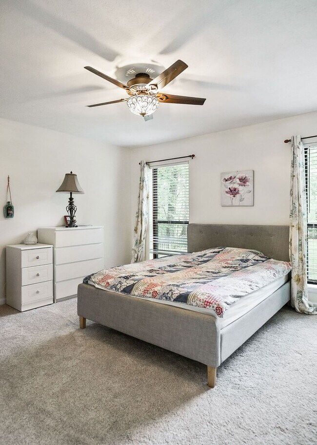 Building Photo - Spacious rental in desirable neighborhood ...