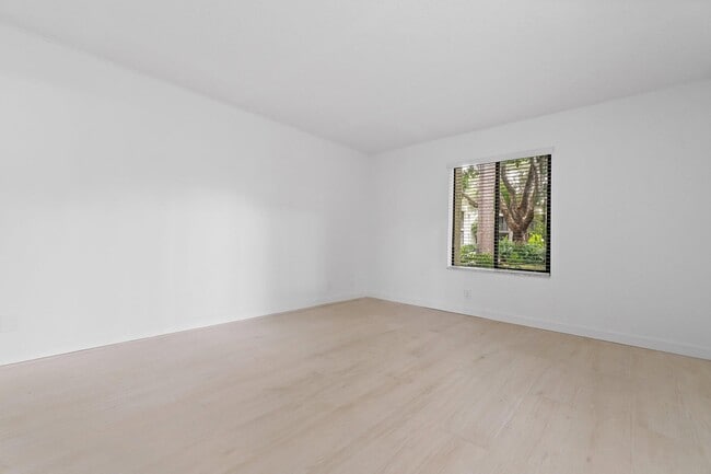 Building Photo - 150 Pineview Rd