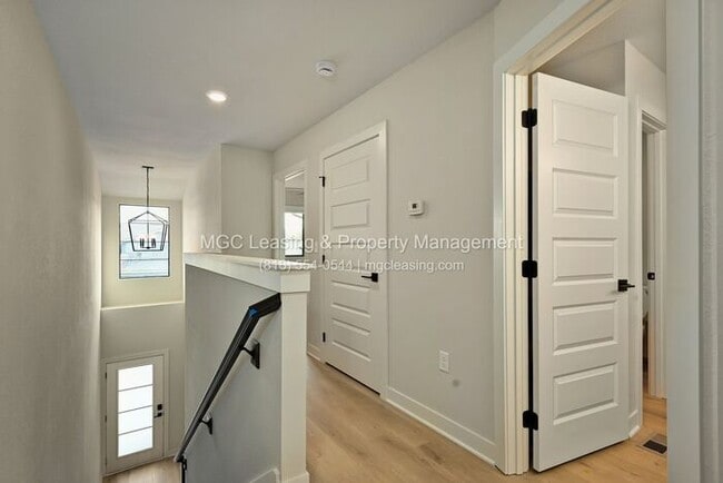 Building Photo - Move into Oak Ridge Falls Townhomes!