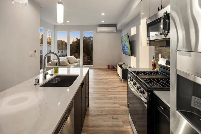 Building Photo - 3 Bed 2 Bathroom White Center Townhouse