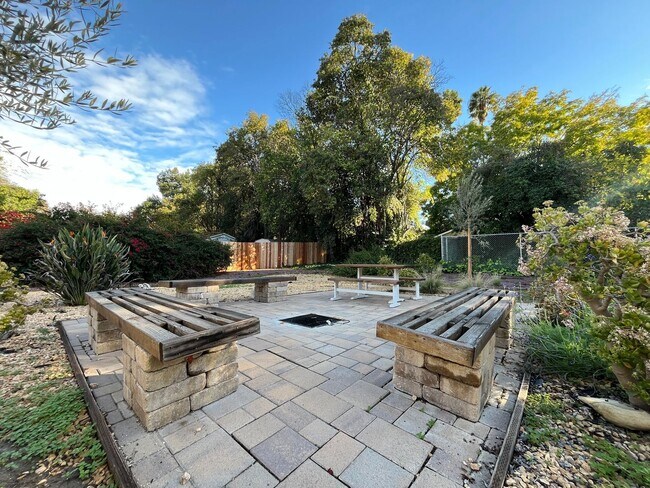 Building Photo - Upgraded Woodland Hills 2+2.5 plus 2 bonus rooms and Studio Guest House with kitchen and full bath!!