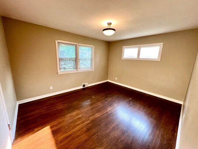 Building Photo - Centrally Located Single Famliy Home!