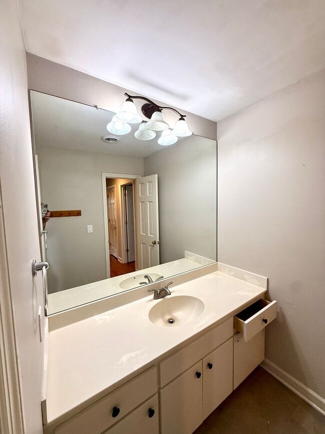 Building Photo - Quaint East Nashville Townhome