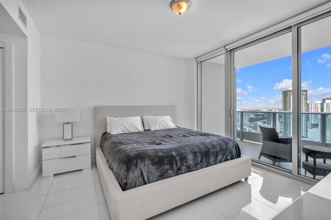 Building Photo - 200 Biscayne Blvd Way