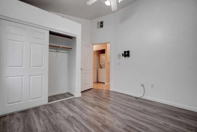 Building Photo - 2305 W Horizon Ridge Pkwy