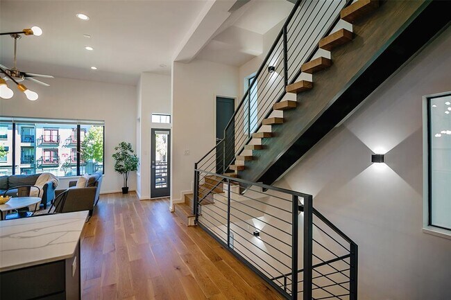 Building Photo - 511 Memorial Heights Dr