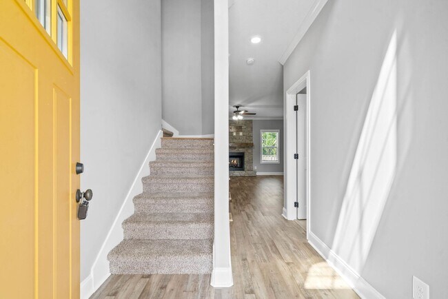 Building Photo - Pet Friendly Three Bedroom with Bonus!