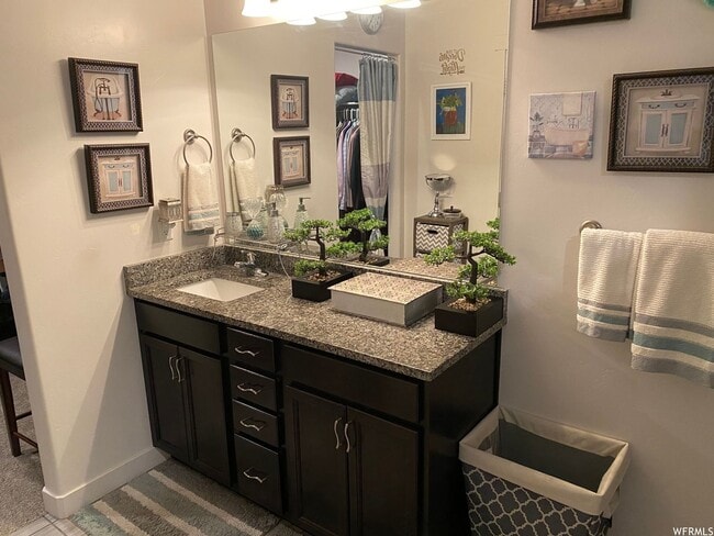 Building Photo - Modern Townhome