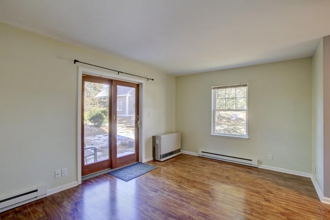 Building Photo - 10 Glenridge Dr