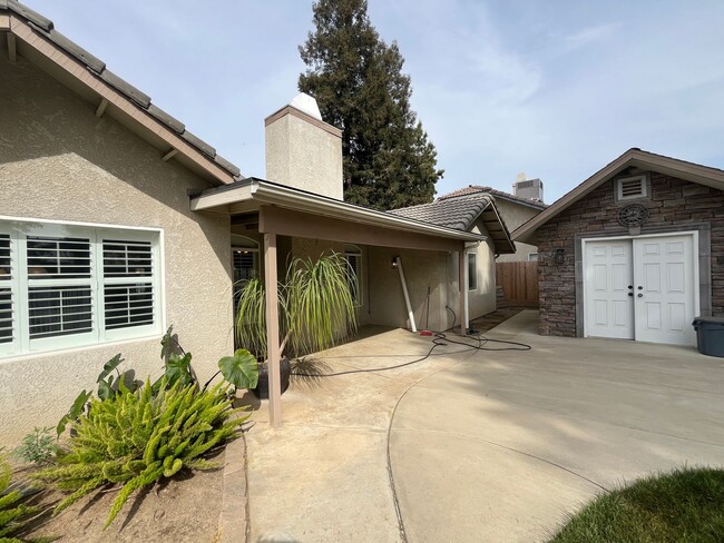 Building Photo - Beautiful Southside Visalia Home! Coming Soon!