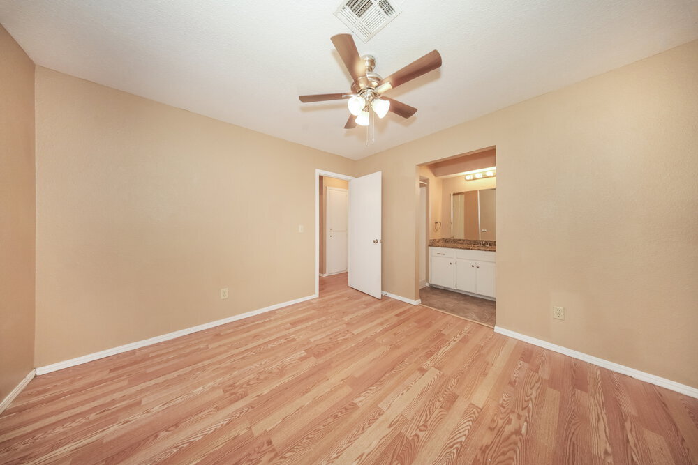 Building Photo - 9705 Oaktree Terrace