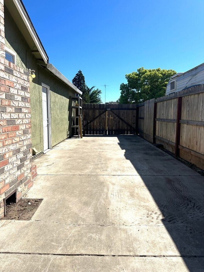 Building Photo - Beautifully Remodeled Home in the Heart of Manteca!