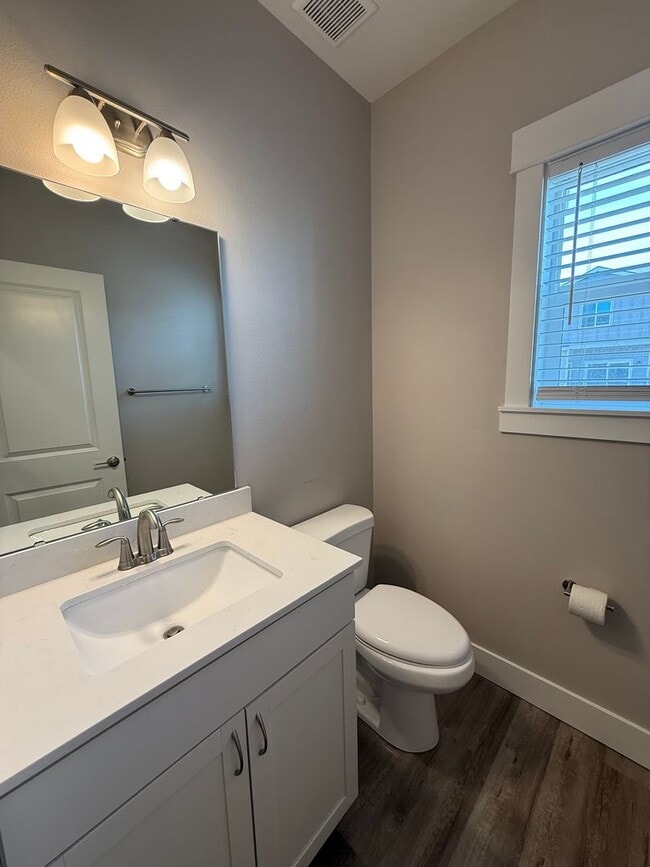 Building Photo - Stunning 3 bedroom townhome.