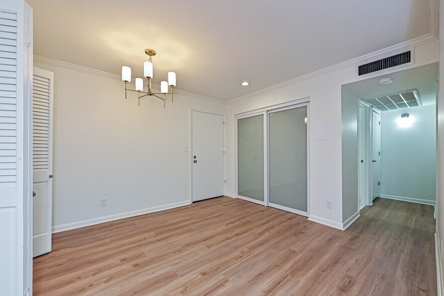 Building Photo - 1323 Queens Rd
