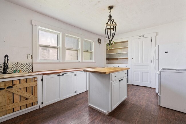Building Photo - 2225 Catalpa Dr