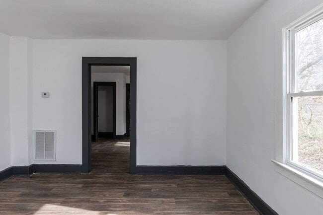 Building Photo - One Bedroom Home!