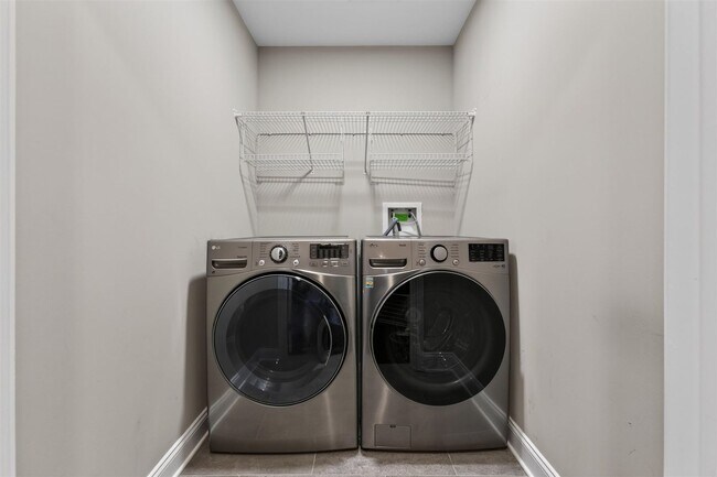 Building Photo - Pet Friendly Three Bedroom!