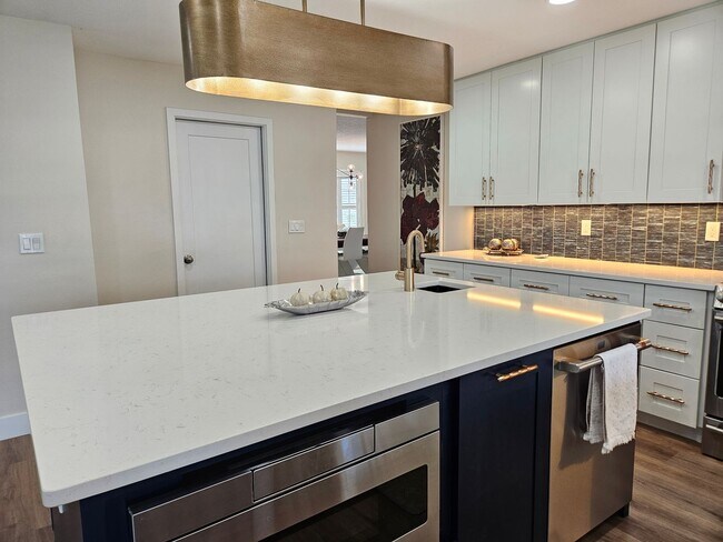 Building Photo - Annual Rental or 6+ month option - FURNISHED HEATED POOL HOME. Gorgeous 3 Bedroom, 3 Bath, 2 Car ...