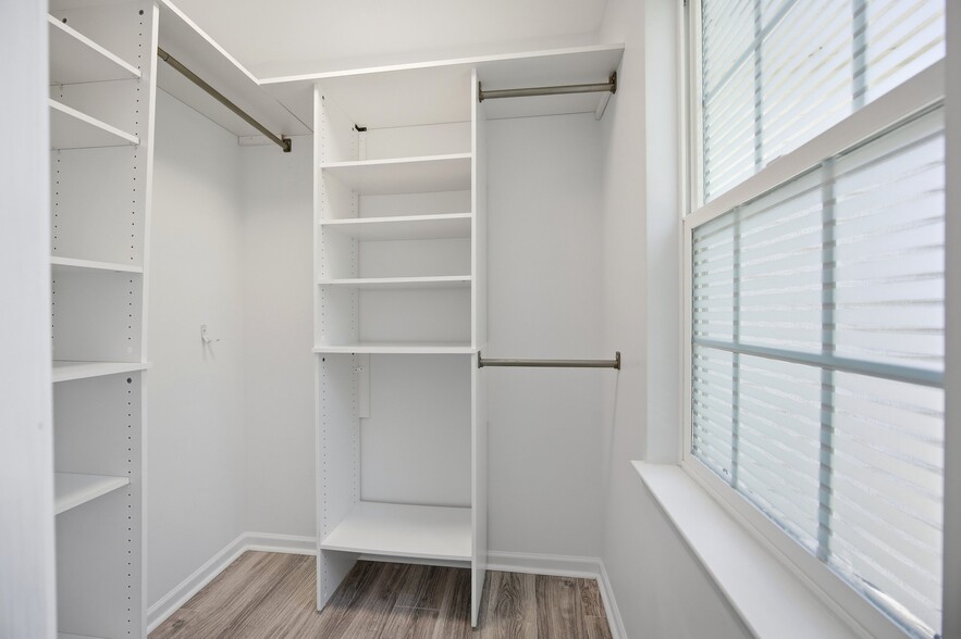 Building Photo - 8502 Appledale Dr