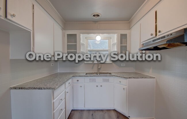 Building Photo - 200 E 69th Pl