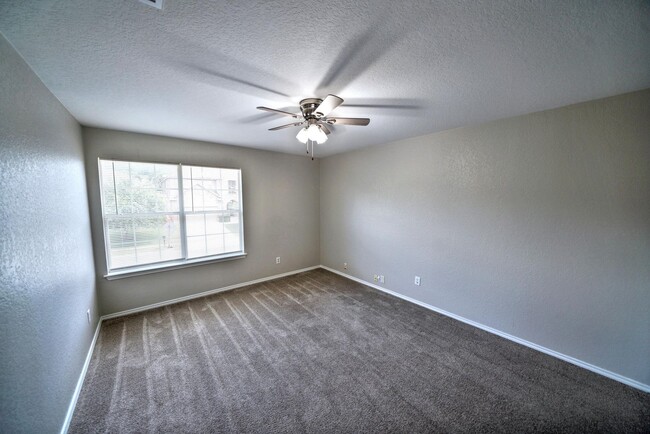 Building Photo - Stunning 4-Bedroom, 2.5-Bathroom Home in L...