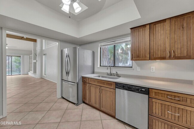 Building Photo - 620 Lakeway Dr