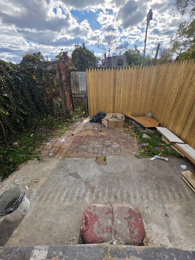 Building Photo - 2304 W Huntingdon St