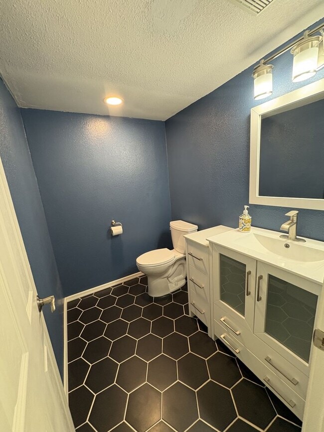 Building Photo - Beautiful eastside location