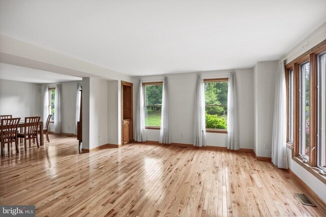 Building Photo - 405 Holly Glen Dr