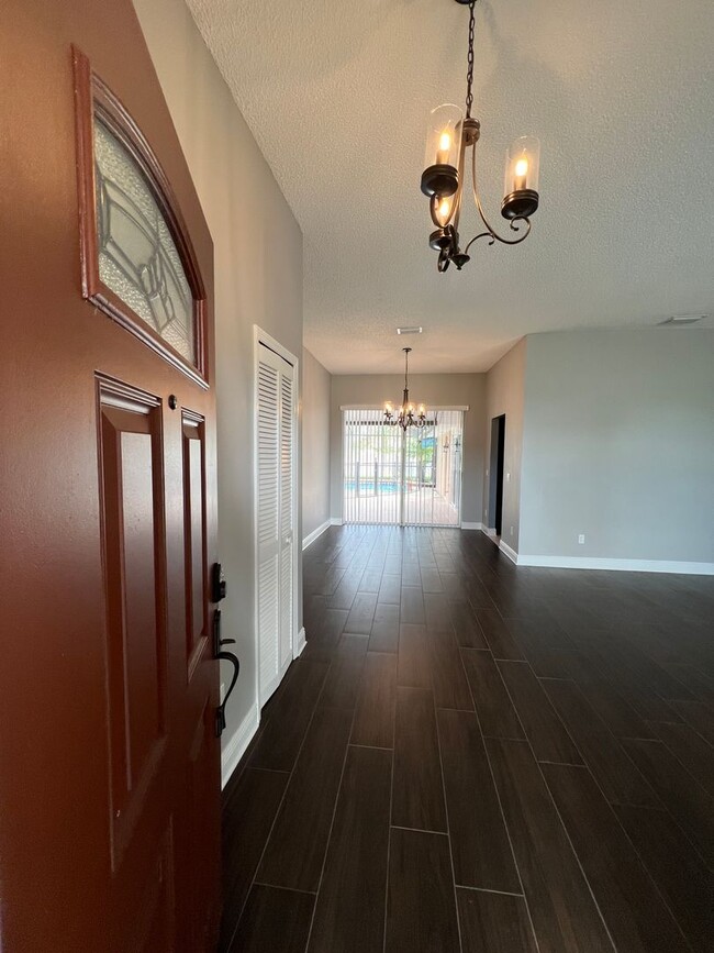 Building Photo - Fountain Lakes Community