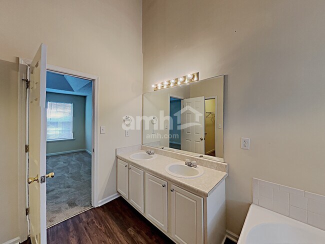 Building Photo - 300 Carriage Lake Ln