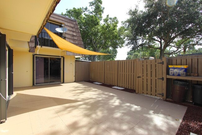 Building Photo - 606 6th Ct
