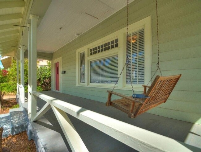 Building Photo - 2 bed 2 bath historic remodeled home with an awesome 1bed 1 bath detached apartment! Mesta Park b...